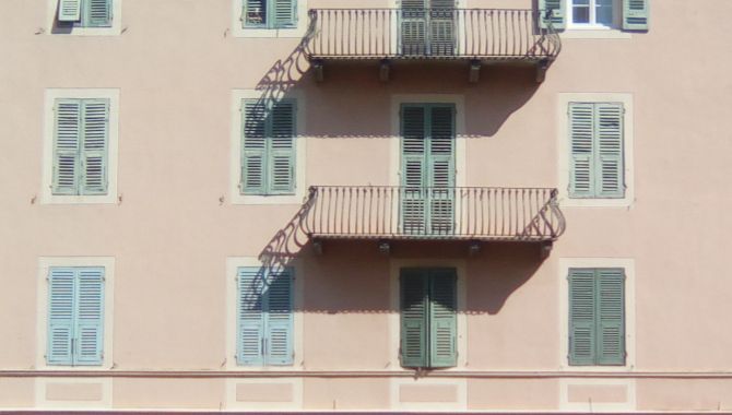 bastia-balcons-et-persiennes