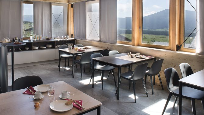 les-angles-4yl-salle-petit-dejeuner