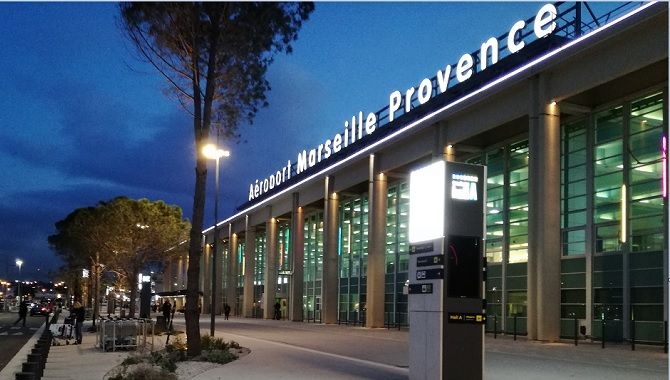 MRS Aeroport facade nuit