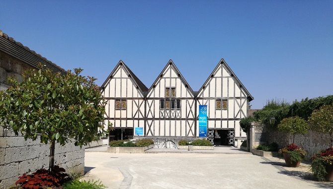 Chartres Centre vitrail exterieur