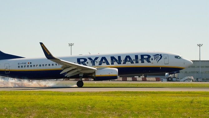 Ryanair B737-800 landing